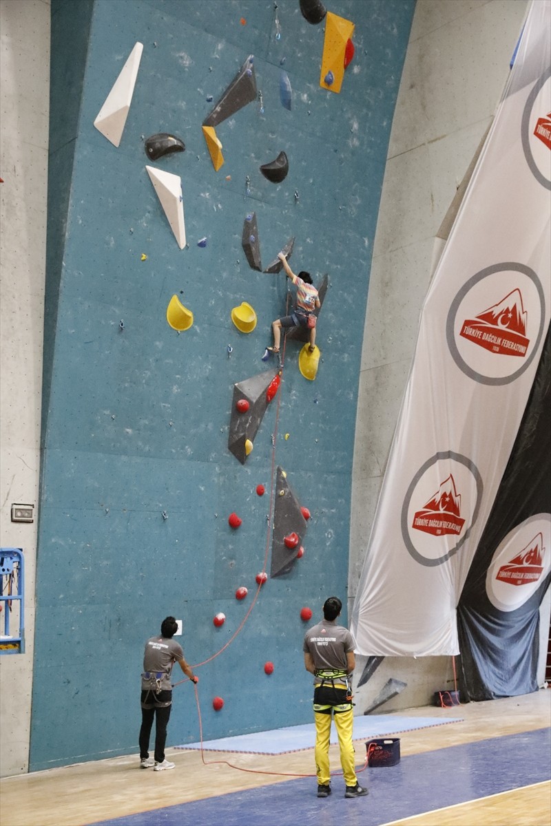 Annesinin teşvikiyle spor tırmanışa başlayan 17 yaşındaki Yağmur Toylan, branşında 2028 yılındaki...