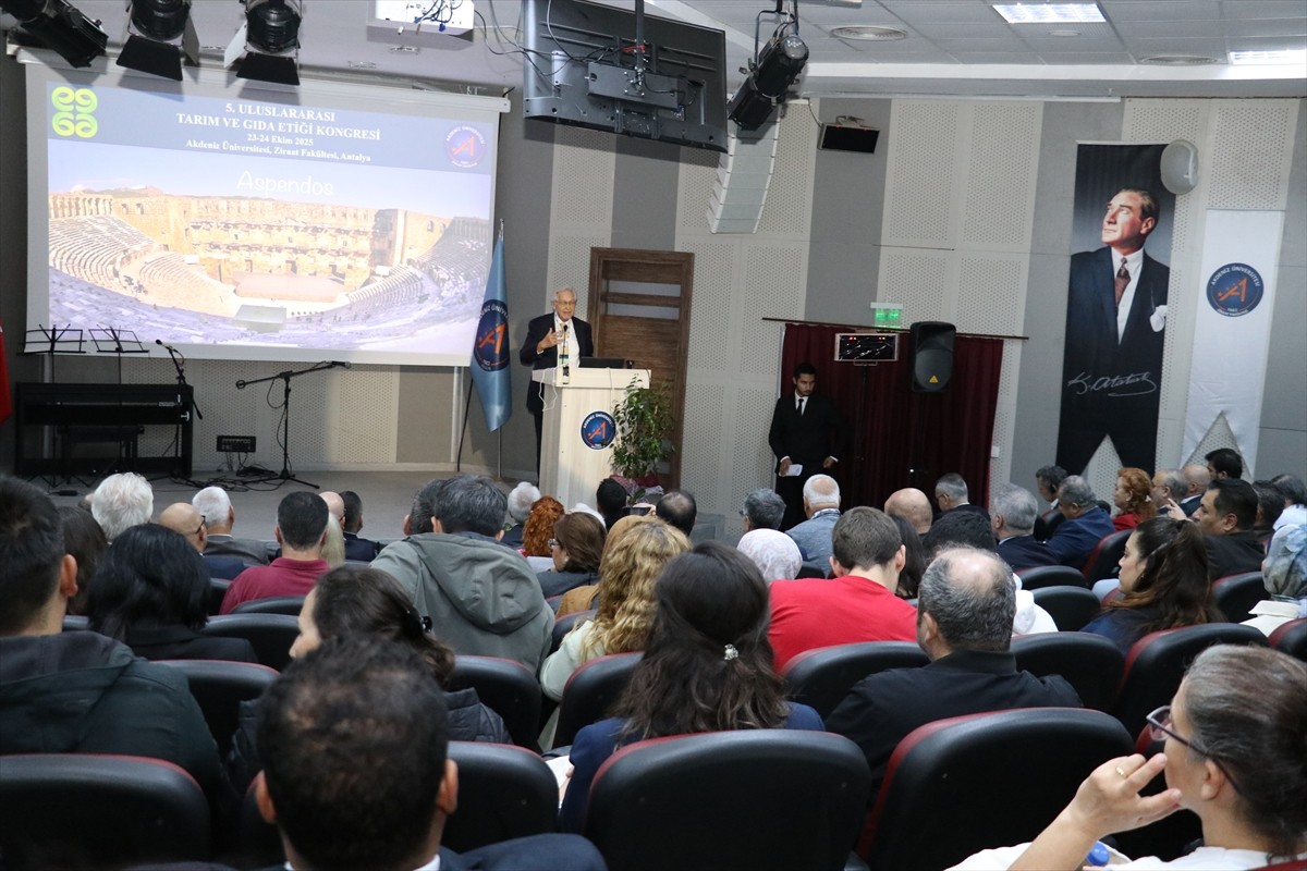 Antalya'da bu yıl 5'incisi düzenlenen "Uluslararası Tarım ve Gıda Etiği Kongresi" başladı. Tarım...