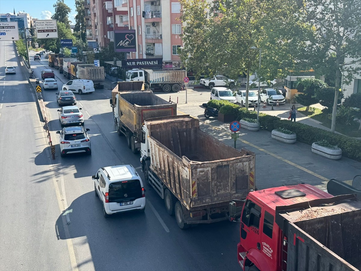 Antalya'da hafriyat kamyonu şoförleri, Büyükşehir Belediyesinin kestiği cezaları protesto etmek...