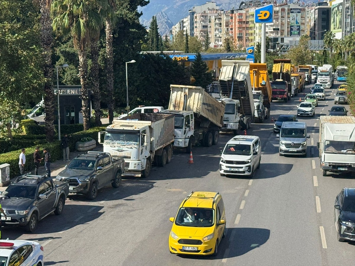 Antalya'da hafriyat kamyonu şoförleri, Büyükşehir Belediyesinin kestiği cezaları protesto etmek...