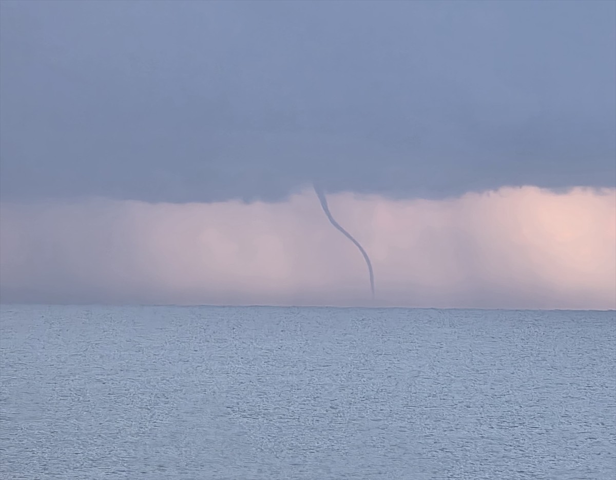 Antalya'nın Alanya ilçesinde denizde hortum meydana geldi.