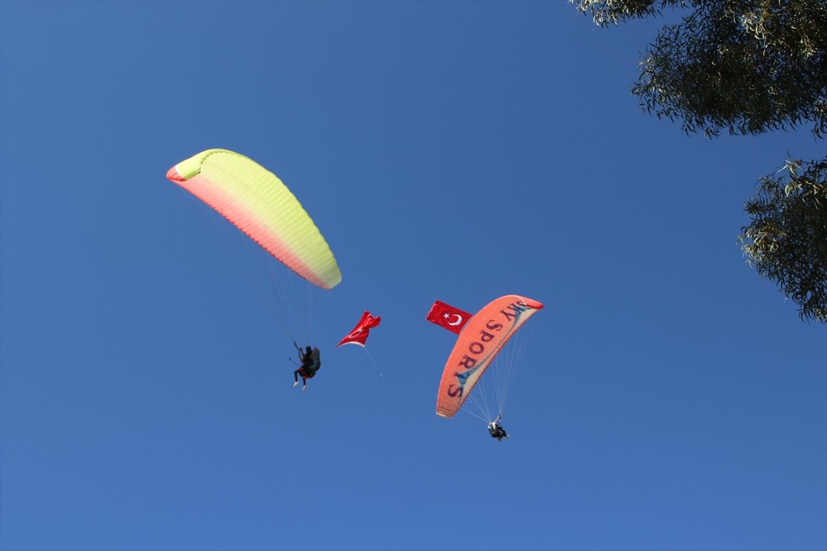 Antalya'nın Kaş ilçesinde 29 Ekim Cumhuriyet Bayramı kutlamaları kapsamında 50 paraşütçü Türk...