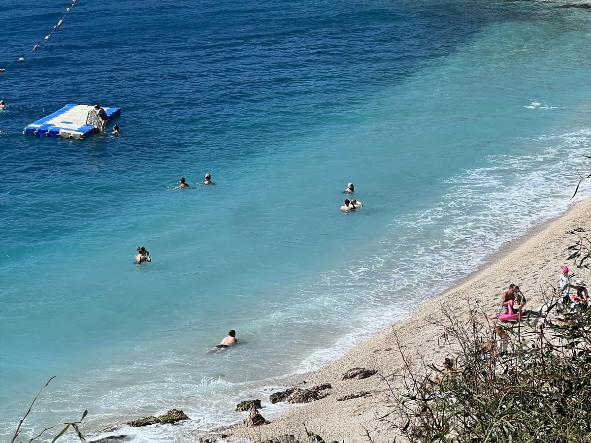 Antalya'nın Kaş ilçesinde iki gündür etkili olan yağışların ardından güneşli havayı fırsat bilen...