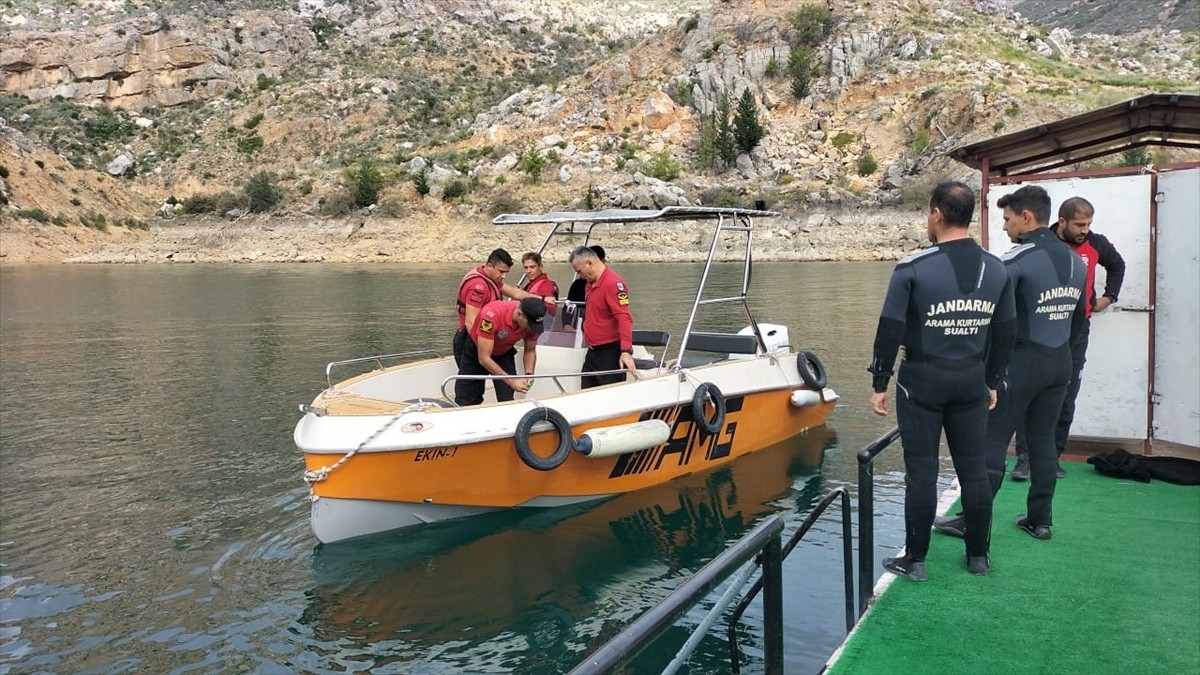 Antalya'nın Manavgat ilçesindeki Oymapınar Baraj Gölü'nde gezi teknesiyle katıldığı turda yüzmek...