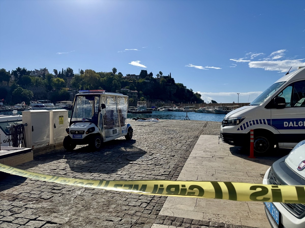 Antalya'nın Muratpaşa ilçesi açıklarında denizde erkek cesedi bulundu. Bölgeye sahil güvenlik ve...