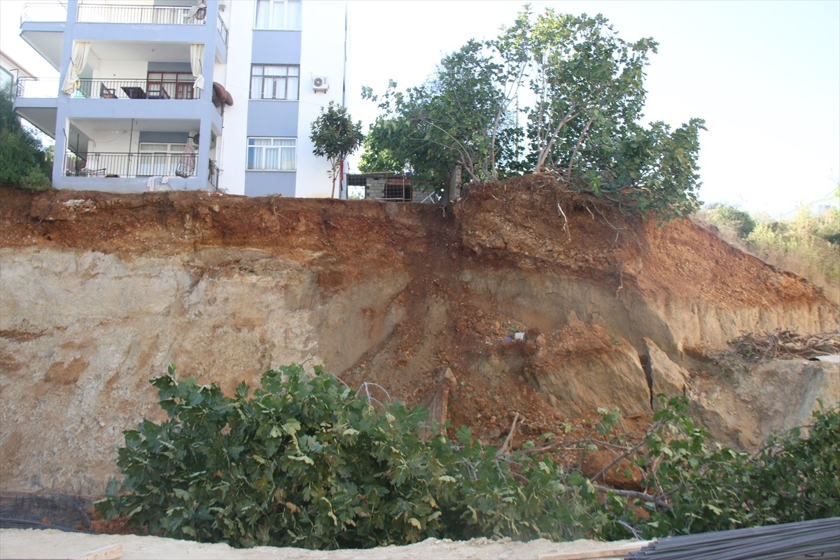 Antalya'nın Serik ilçesinde göçük meydana gelen inşaatın yapımı durdurularak mühürlendi. 