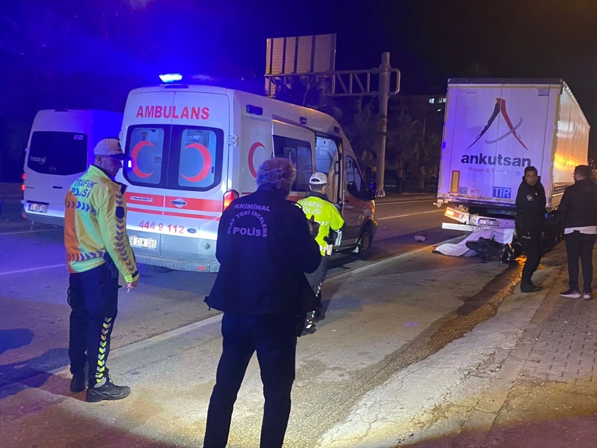 Antalya'nın Serik ilçesinde park halinde bulunan tıra arkadan çarpan motosikletin sürücüsü...