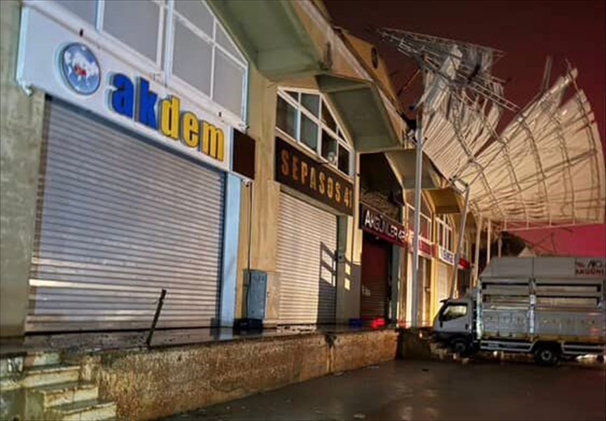 Antalya’nın Demre ilçesinde akşam saatlerinde sağanak ve hortum yaşamı olumsuz etkiledi. Hortumun...