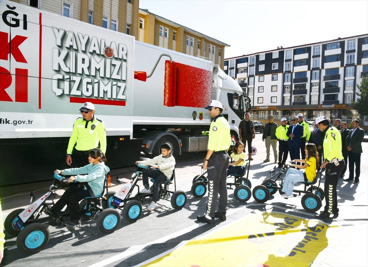 Ardahan'da çocuklar, Mobil Trafik Eğitim Tırı'nda trafik kuralları hakkında bilgilendirildi....