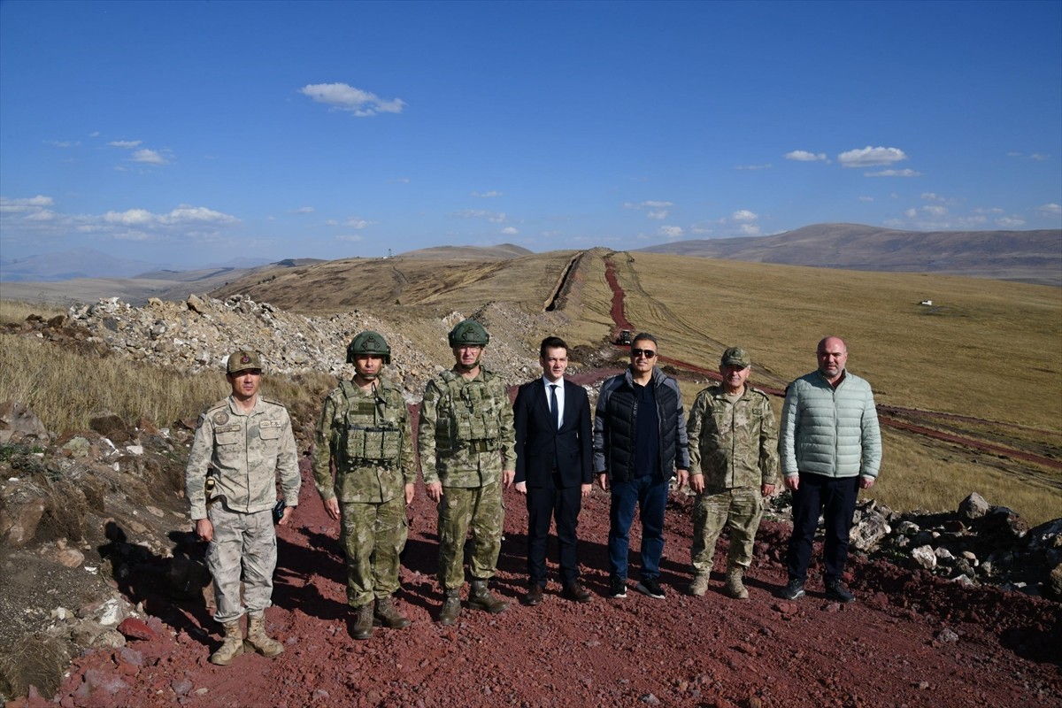 Ardahan Valisi Hayrettin Çiçek (sağ 3), Gürcistan sınır hattında yürütülen güvenlik çalışmalarını...