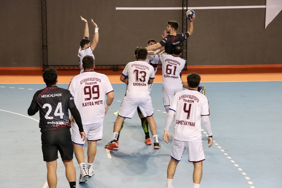 Ardventure Hentbol Erkekler Süper Ligi'nin 10. haftasında İstanbul Gençlikspor, Trabzon Büyükşehir...