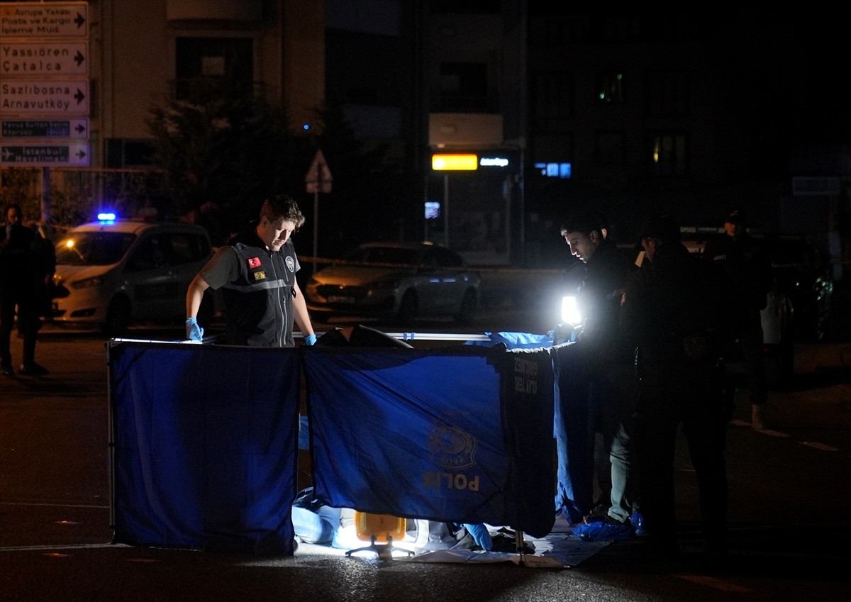 Arnavutköy'de silahlı saldırıya uğrayan kişi hayatını kaybetti. Bölgeye polis ve sağlık ekipleri...