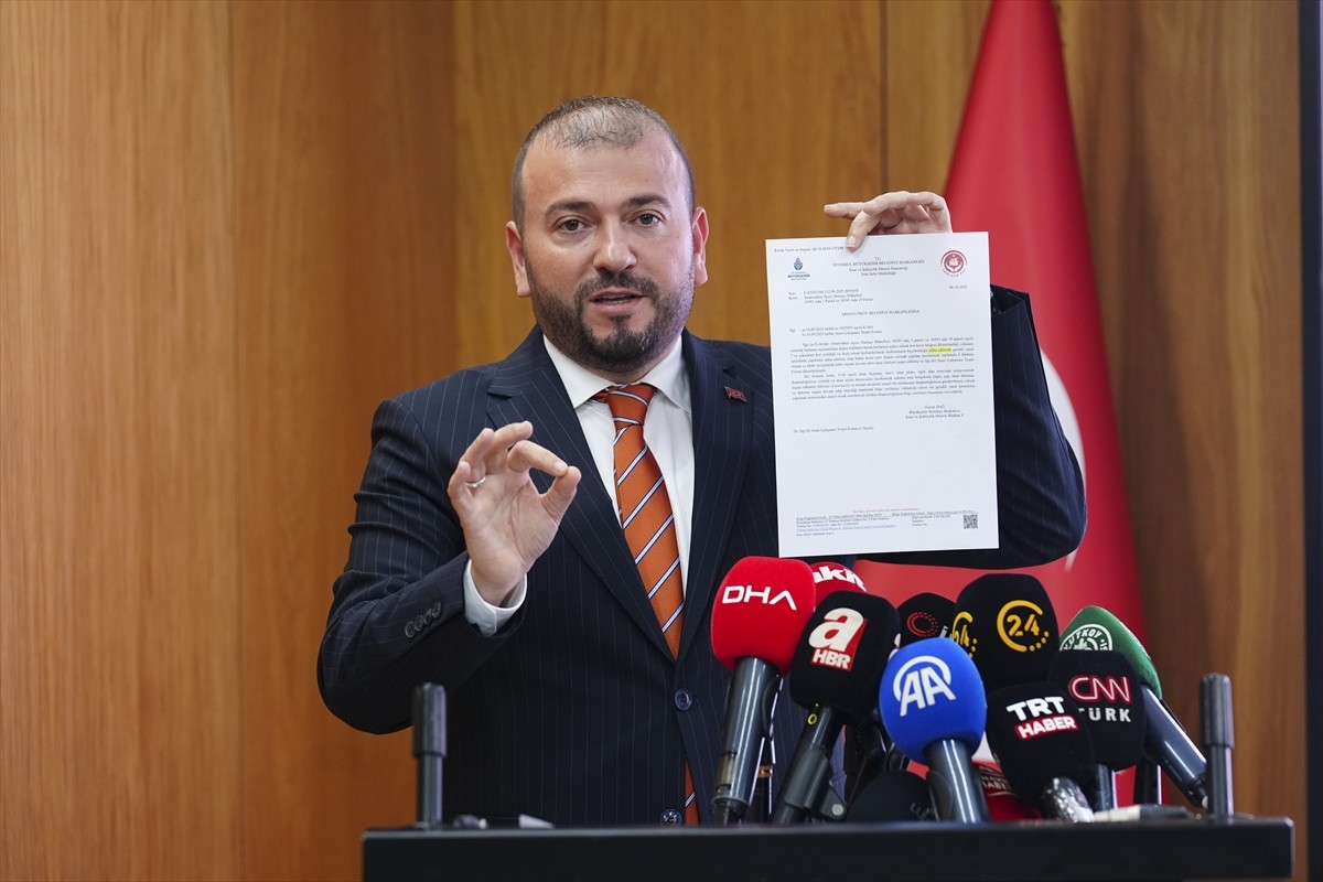 Arnavutköy Belediye Başkanı Mustafa Candaroğlu, belediye binasında düzenlenen basın toplantısına...