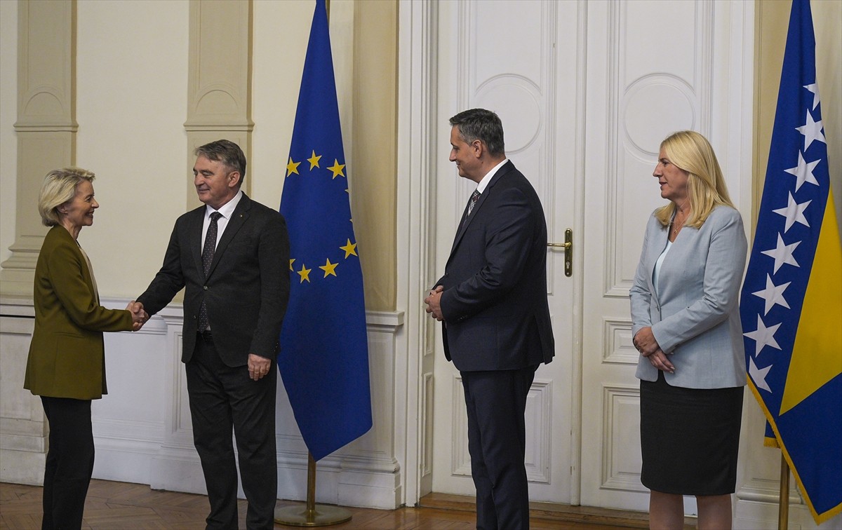 Avrupa Birliği (AB) Komisyonu Başkanı Ursula von der Leyen (solda), ziyarette bulunduğu Bosna...