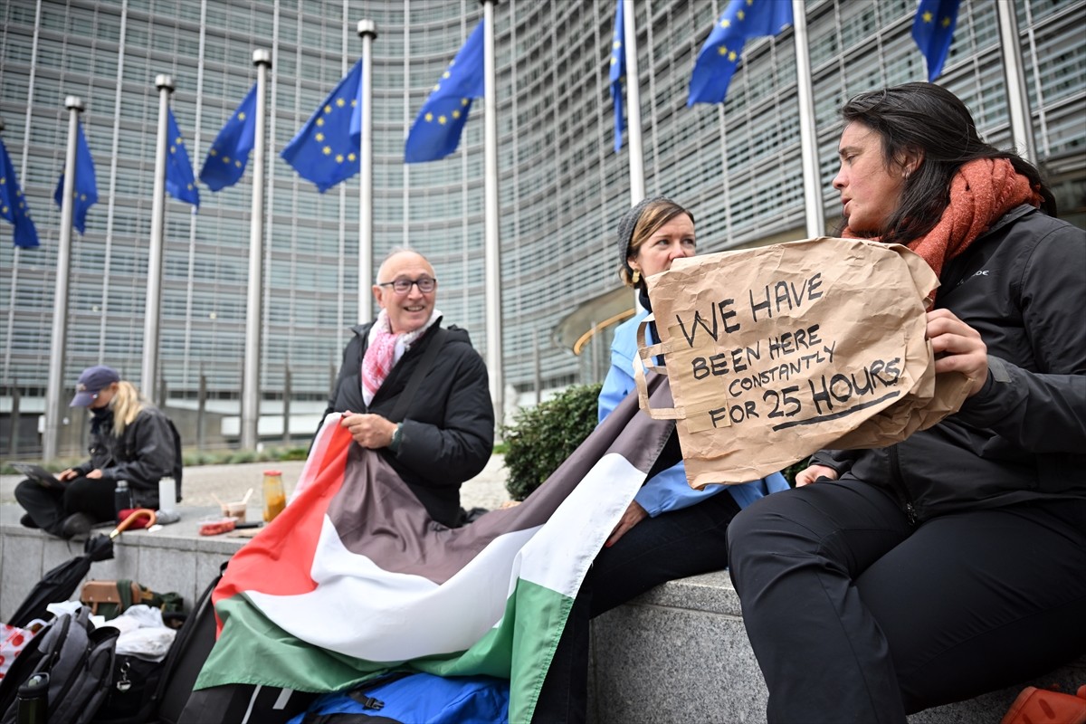 Avrupa Birliği (AB) Komisyonu binasının önünde bir araya gelerek geceyi geçiren bir grup, ateşkes...