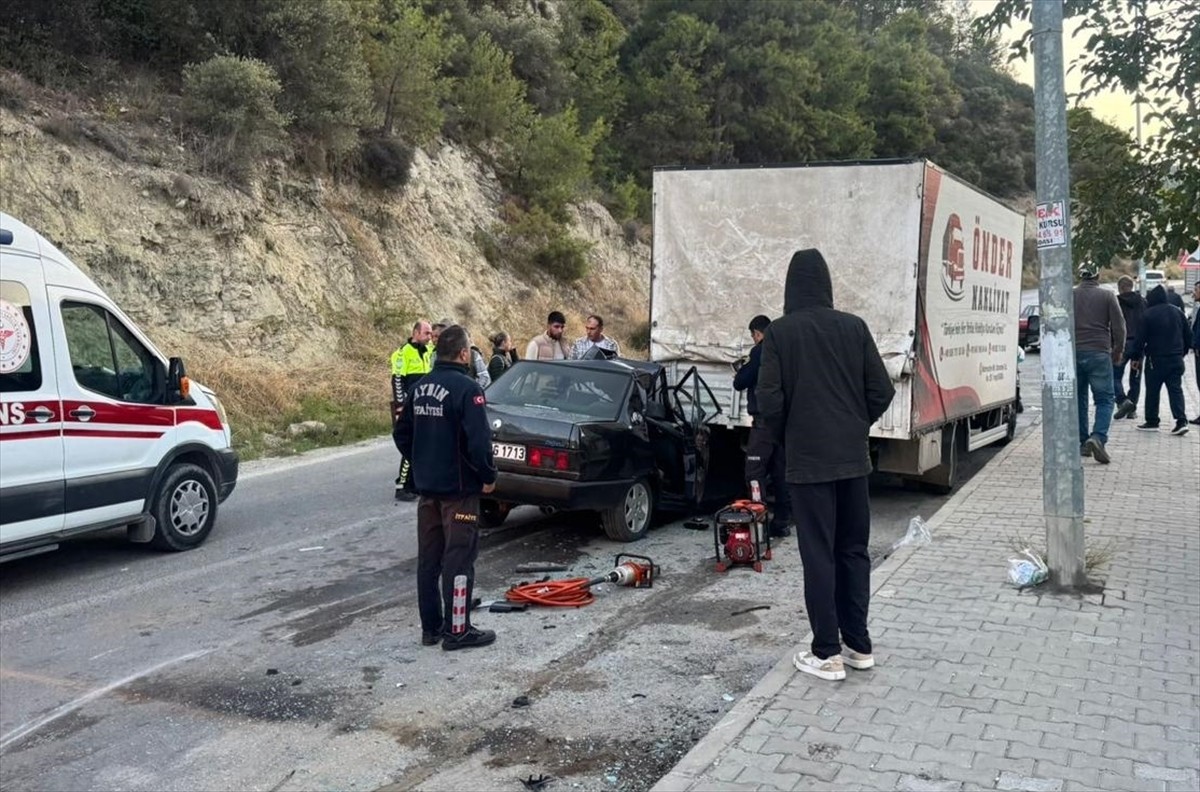 Aydın'ın Kuşadası ilçesinde otomobilin park halindeki kamyonete çarpması sonucu 1 kişi öldü, 4...