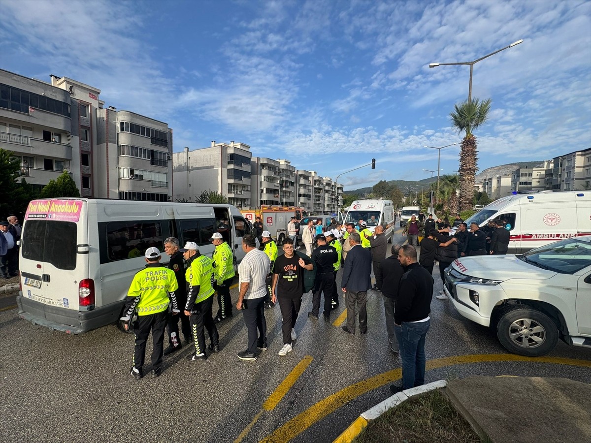 Aydın'ın Söke ilçesinde iki minibüsün çarpışması sonucu aynı araçtaki 5'i öğrenci 6 kişi...