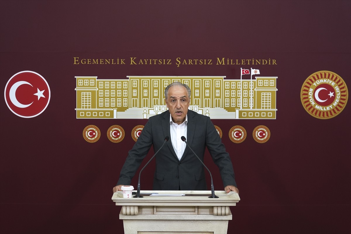 Bağımsız İstanbul Milletvekili Mustafa Yeneroğlu, TBMM'de düzenlediği basın toplantısında...