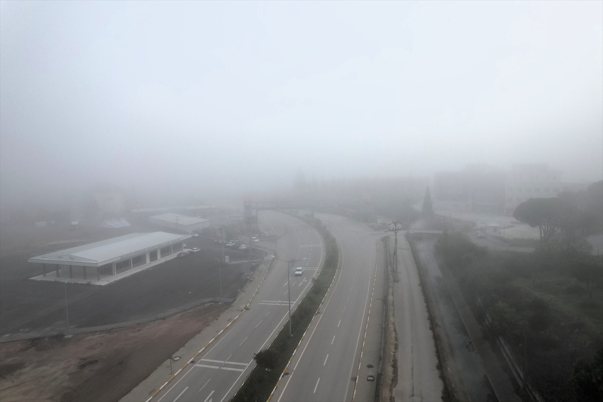 Balıkesir'de etkili olan sis nedeniyle görüş mesafesi düştü. Kentin yüksek kesimlerinde sis...