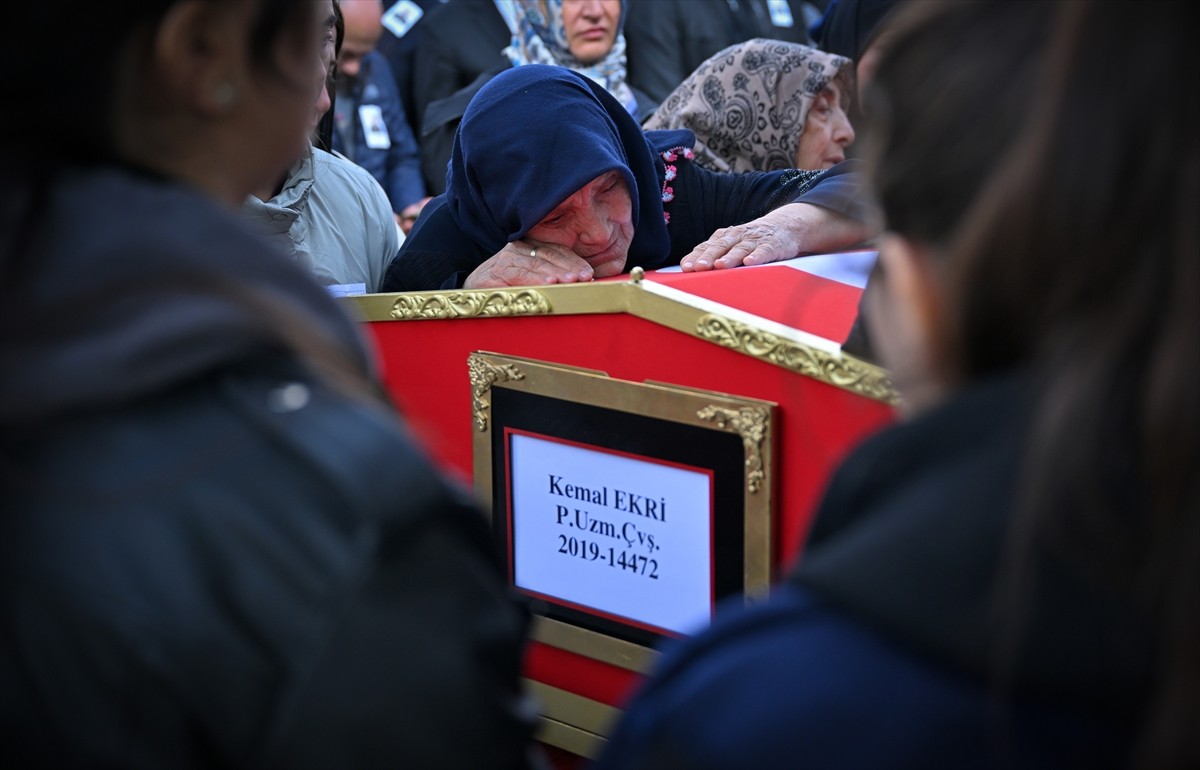 Balıkesir'in Edremit ilçesinde cezaevi firarisi Mustafa Emlik tarafından aracı gasbedelirek...