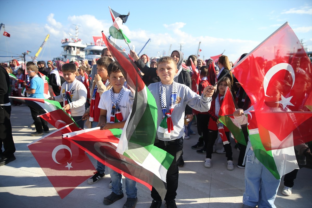 Balıkesir'in Erdek ilçesinde Türk ve Filistin bayraklarıyla denize açılan tekneler Gazze'ye insani...
