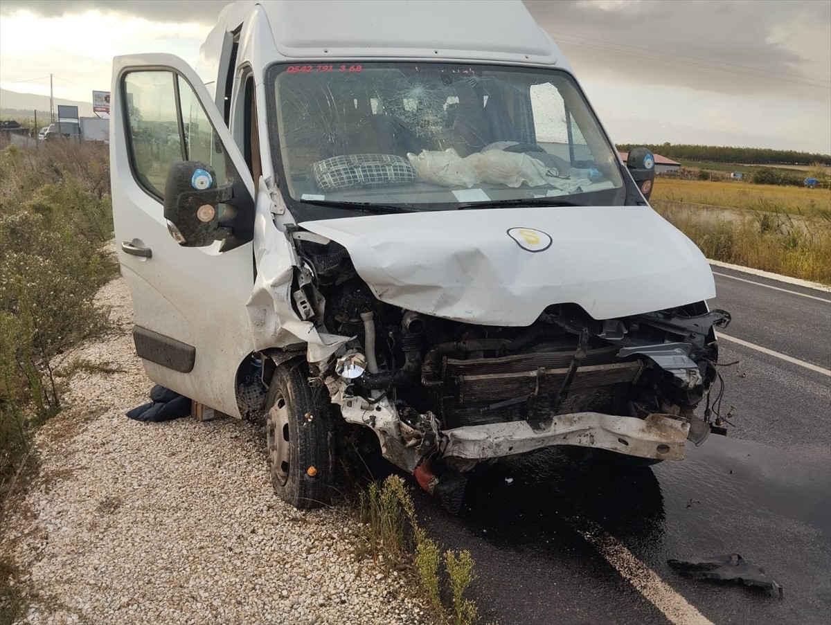 Balıkesir'in Gönen ilçesinde öğrenci servisiyle otomobilin çarpışması sonucu 2 kişi öldü, 8 kişi...