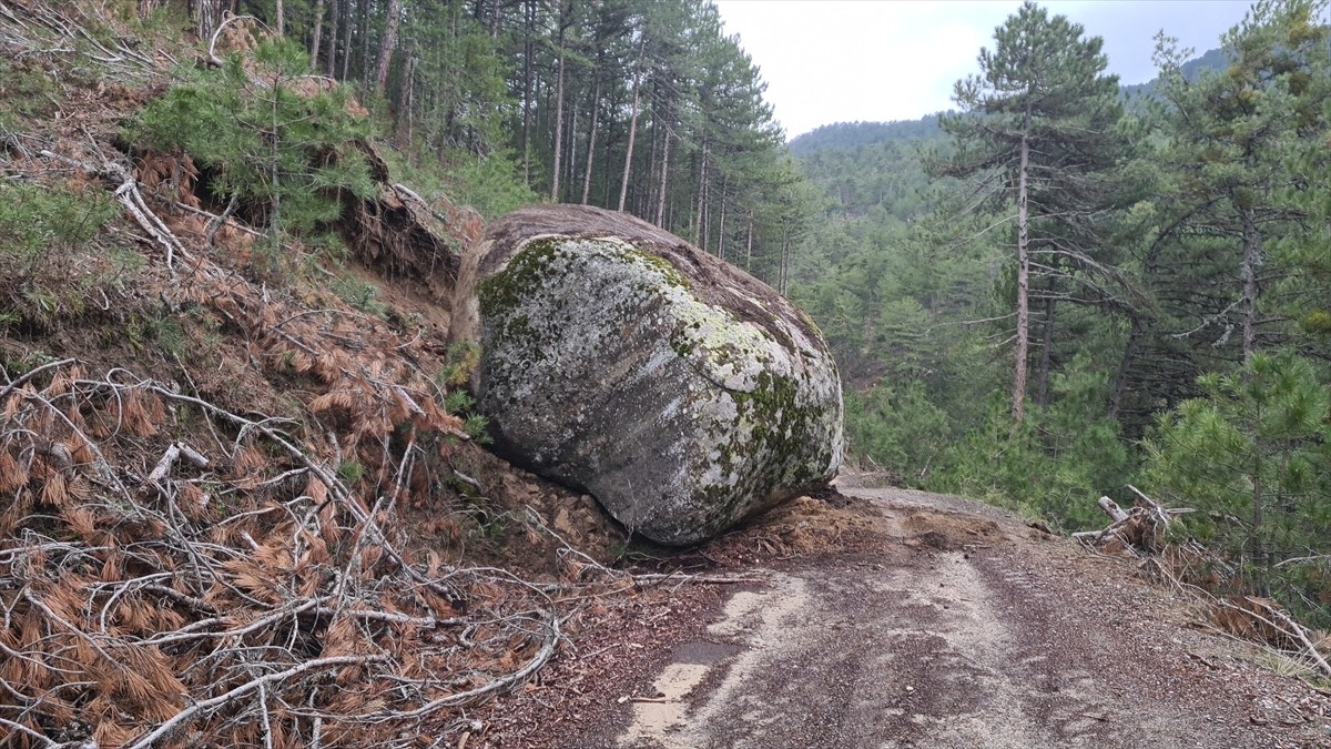 Balıkesir'in Sındırgı ilçesinde meydana gelen 6,1 büyüklüğündeki depremin ardından, Kütahya'nın...