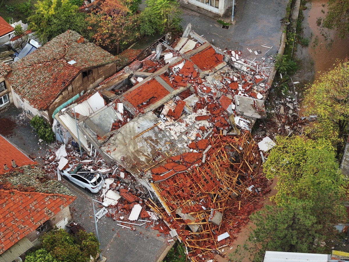 Balıkesir'in Sındırgı ilçesinde saat 22.48'de 6.1 büyüklüğünde deprem meydana geldi. Depremin...