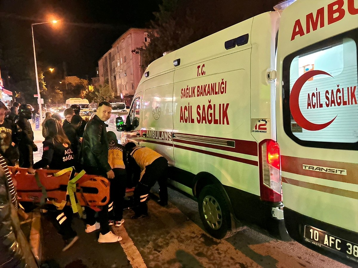 Balıkesir’in Altıeylül ilçesinde, motosikletin yayaya çarptığı kazada 1'i ağır 2 kişi yaralandı....
