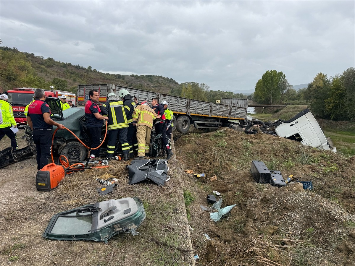 Bartın'da otomobil ile tırın çarpışması sonucu karı koca hayatını kaybetti, 1 kişi...