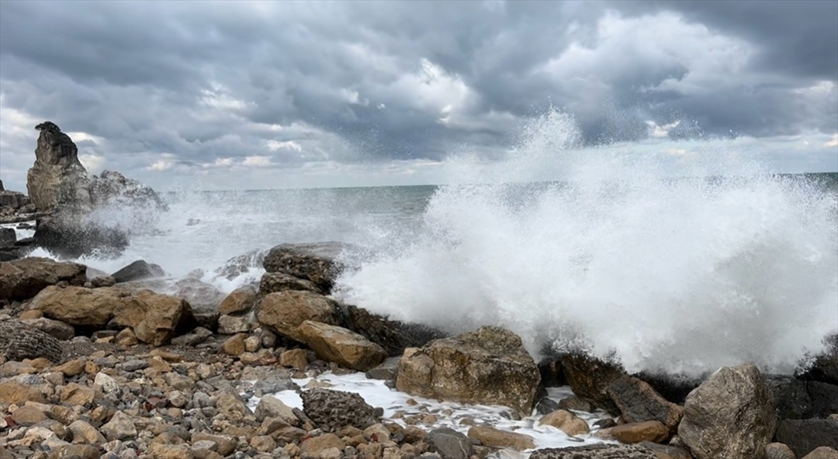 Bartın'ın Amasra ilçesinde şiddetli rüzgar etkili oldu. Saatteki hızı 40 kilometreye kadar ulaşan...