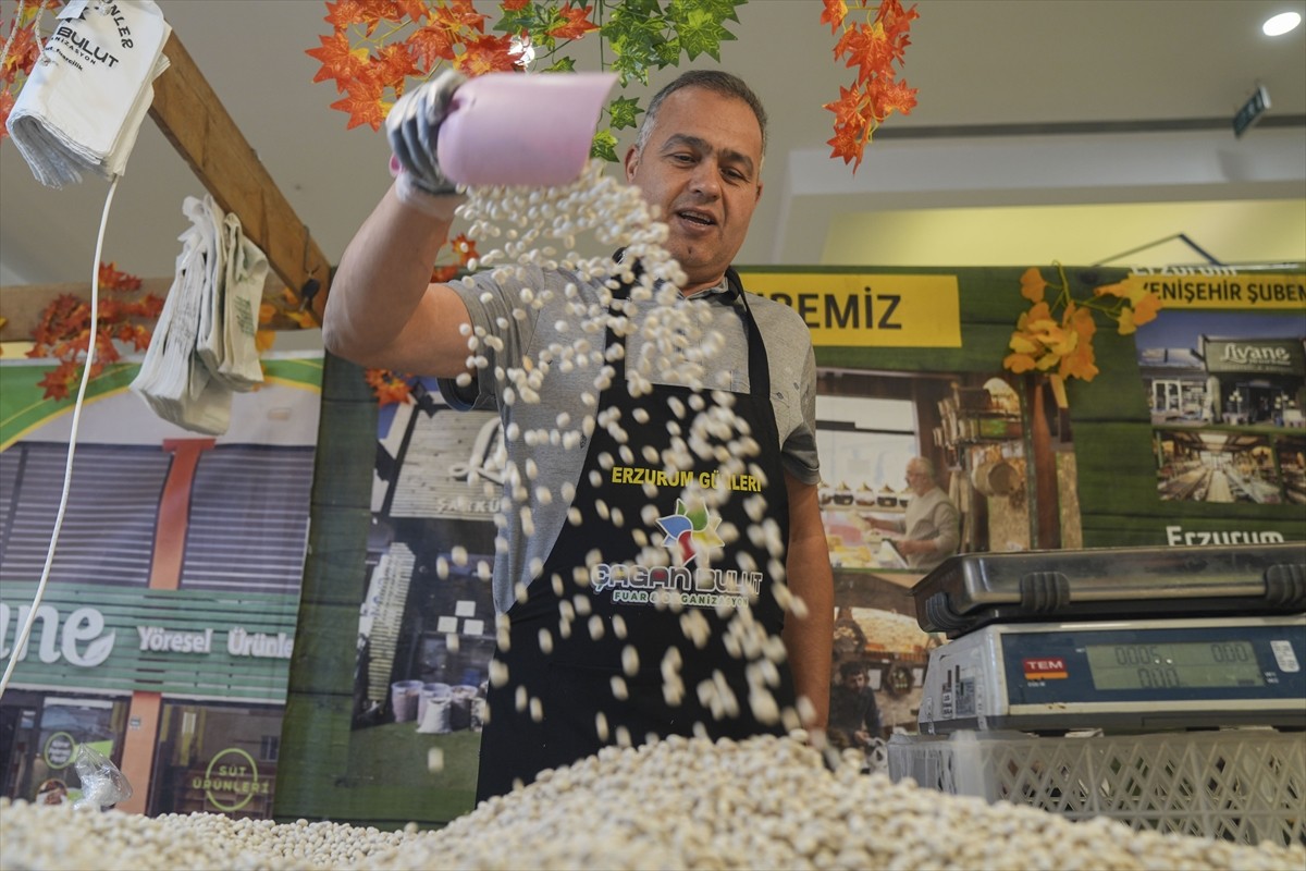 Başkentte yöresel ürünlerin tanıtılması amacıyla düzenlenen "Erzurum Cağ Kebabı ve Çeçil Peyniri...