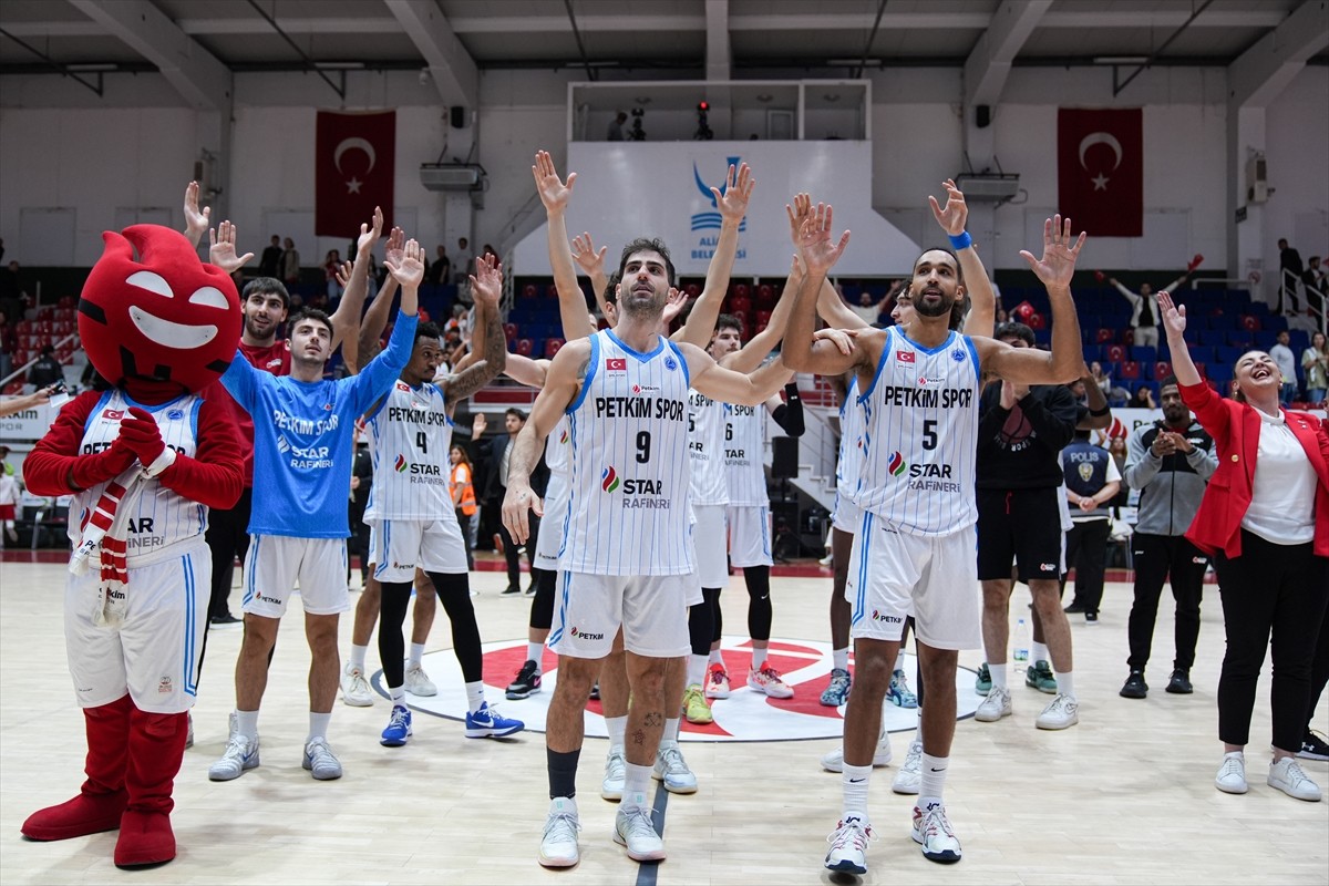 Basketbol FIBA Avrupa Kupası'nın C Grubu 3. hafta maçında Aliağa Petkimspor, Romanya temsilcisi...