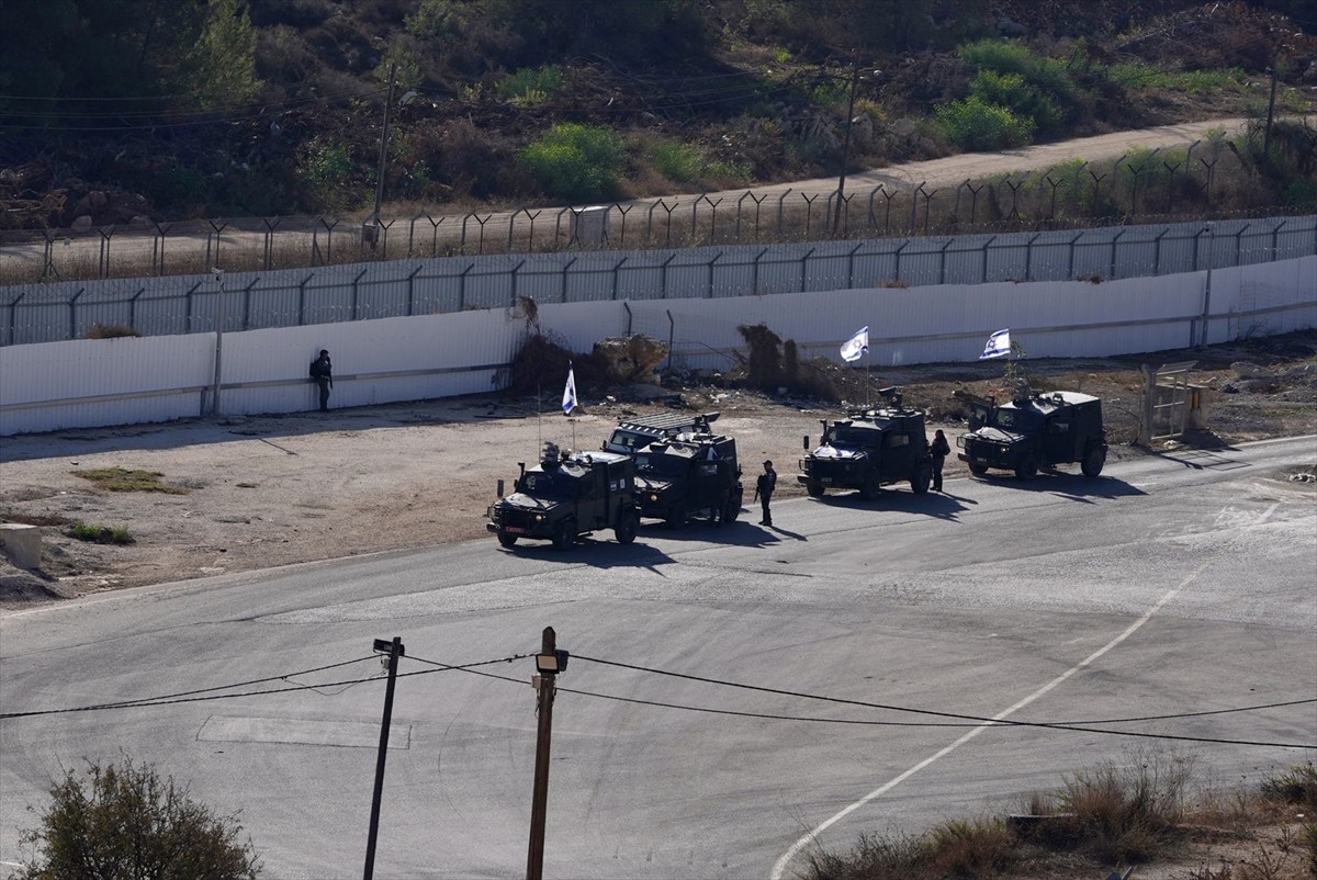 Batı Şeria’daki Ramallah kentinin batısında yer alan Ofer Askeri Hapishanesi çevresinde, takas...