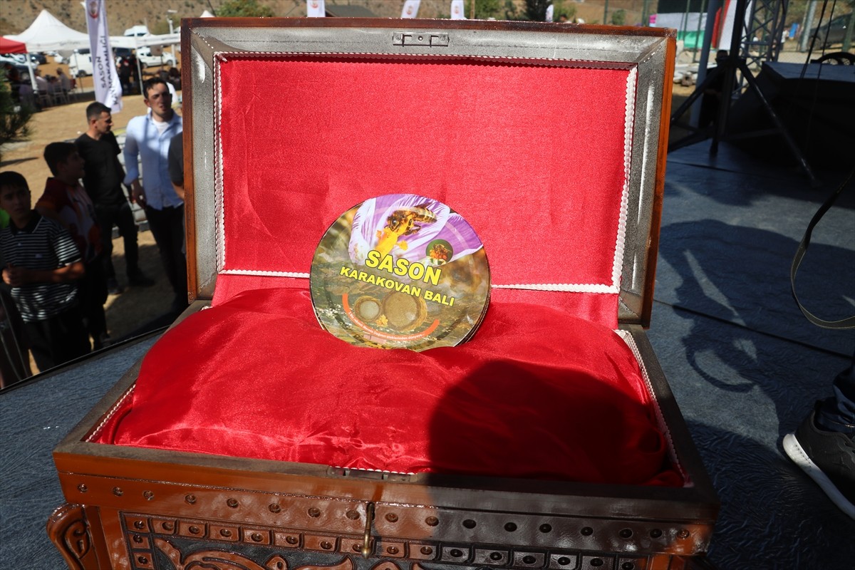 Batman'ın Sason ilçesinde bu yıl "Bal, Ceviz ve Çilek Festivali"nin 3'üncüsü yapıldı.