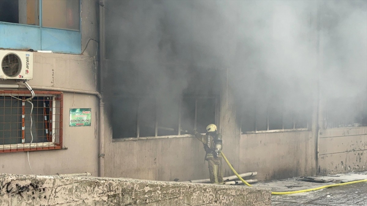 Bayrampaşa'da, 3 katlı iş merkezinin bodrum katında çıkan yangın itfaiyenin müdahalesiyle...