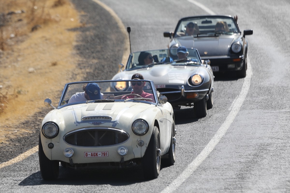 Belçika'dan yola çıkıp 2 ülkeyi gezdikten sonra Türkiye'ye gelen klasik otomobil tutkunları...