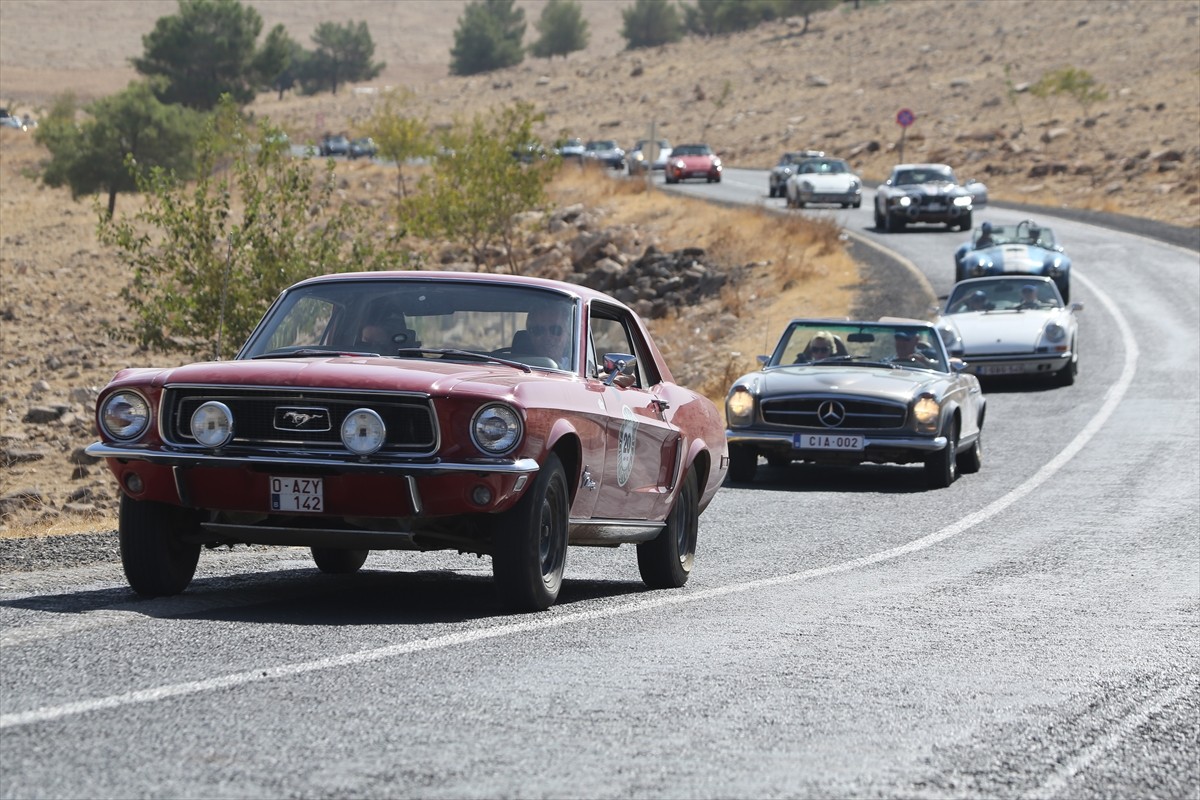 Belçika'dan yola çıkıp 2 ülkeyi gezdikten sonra Türkiye'ye gelen klasik otomobil tutkunları...