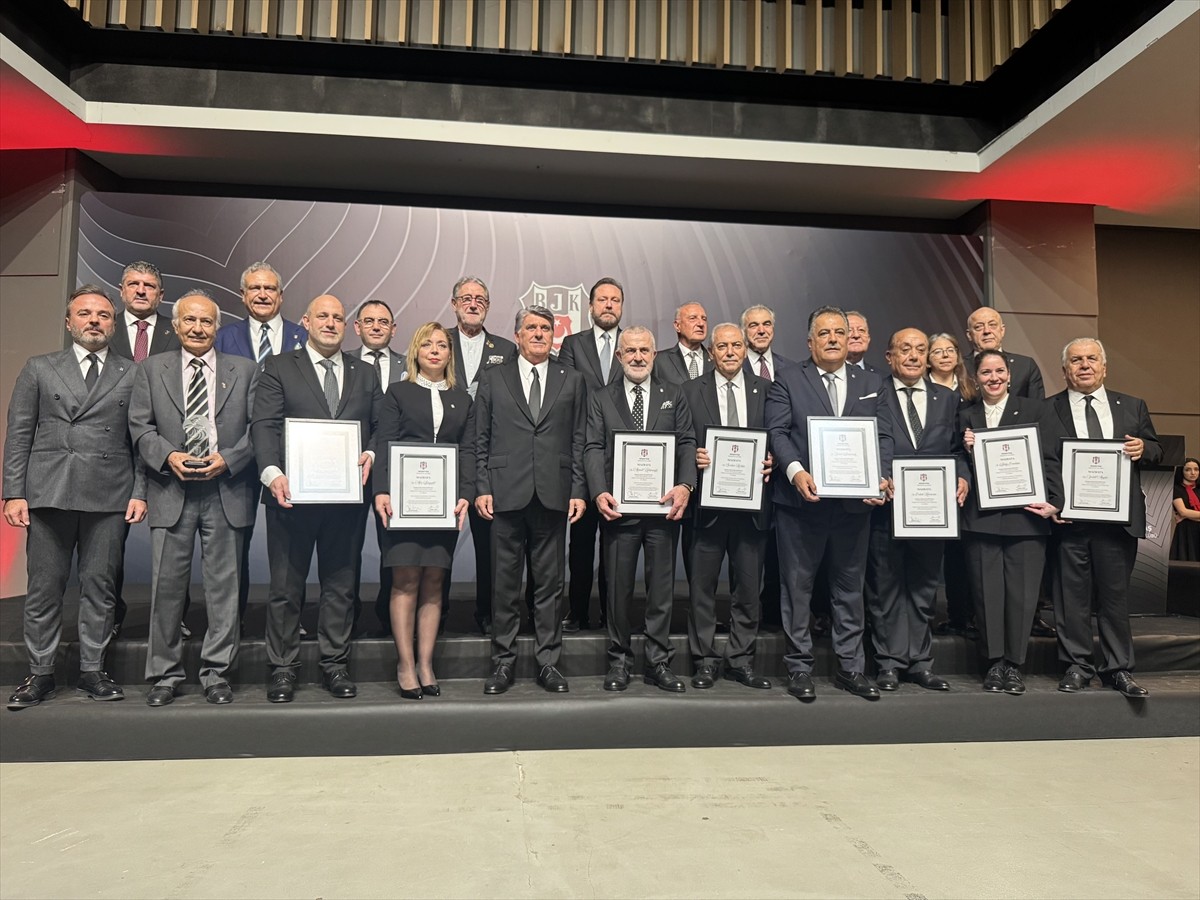 Beşiktaş Kulübünde divan kurulu başkanlığına seçilen Ahmet Ürkmezgil (ortada) ile kurul üyeleri...