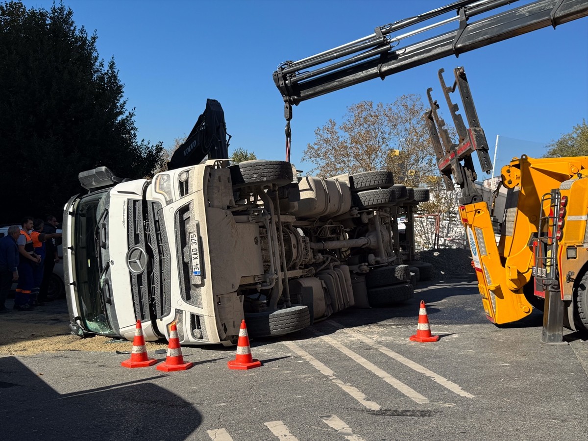 Beşiktaş Ulus Mahallesi Kelaynak Sokak'taki inşaat alanında 34 KAD 375 plakalı taş yüklü kamyon...