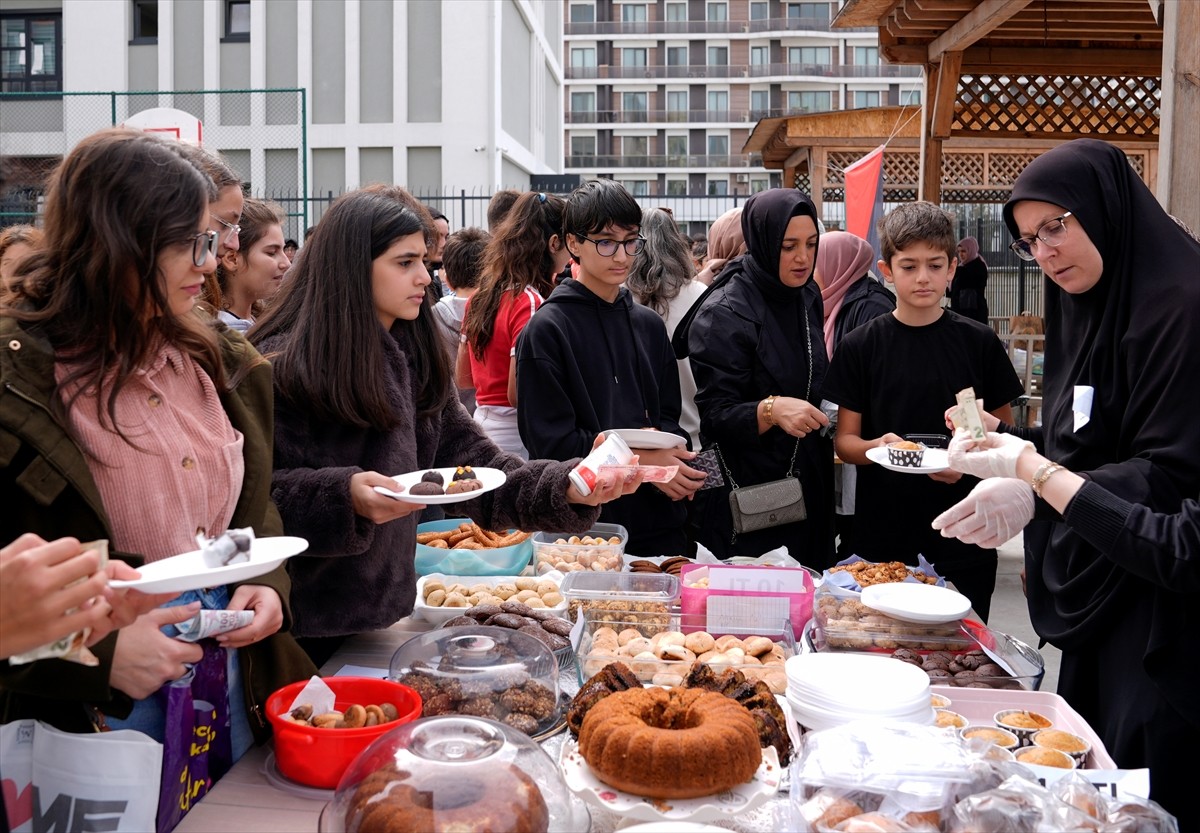 Beylikdüzü 4 Eylül Ortaokulu'nda öğretmenler, öğrenciler ve veliler, gelirini Filistinli çocuklara...