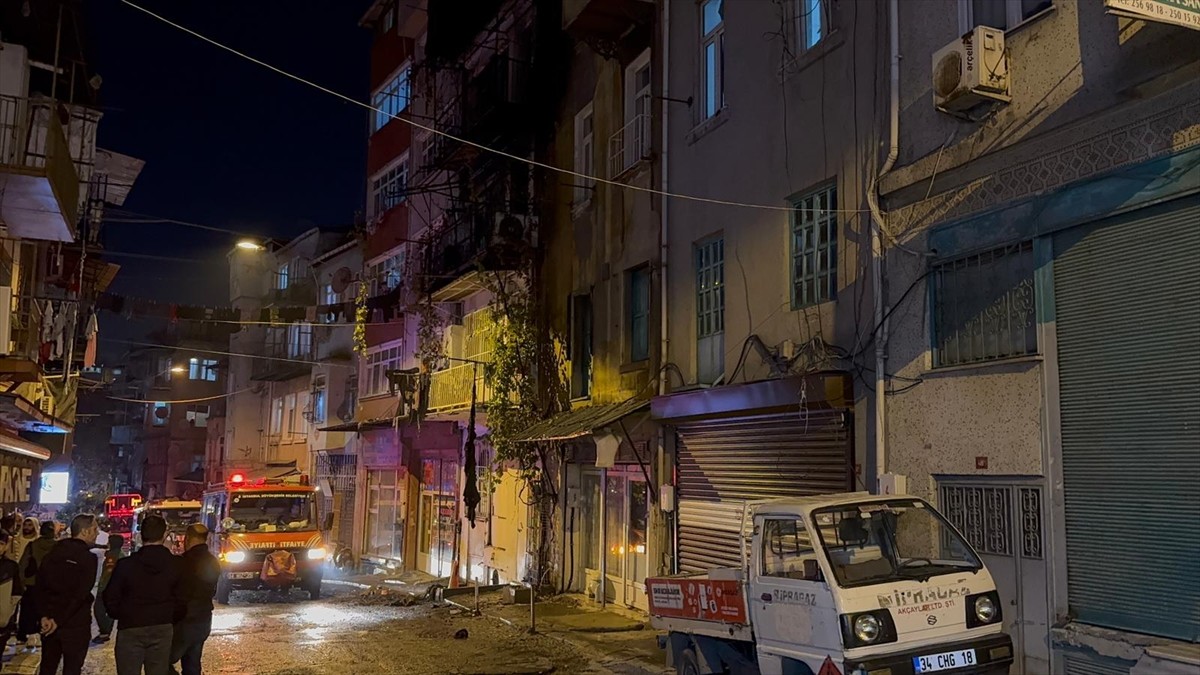 Beyoğlu Çukur Mahallesi Mermer Sokak'ta bir apartmanda havai fişek nedeniyle çıkan yangında mahsur...