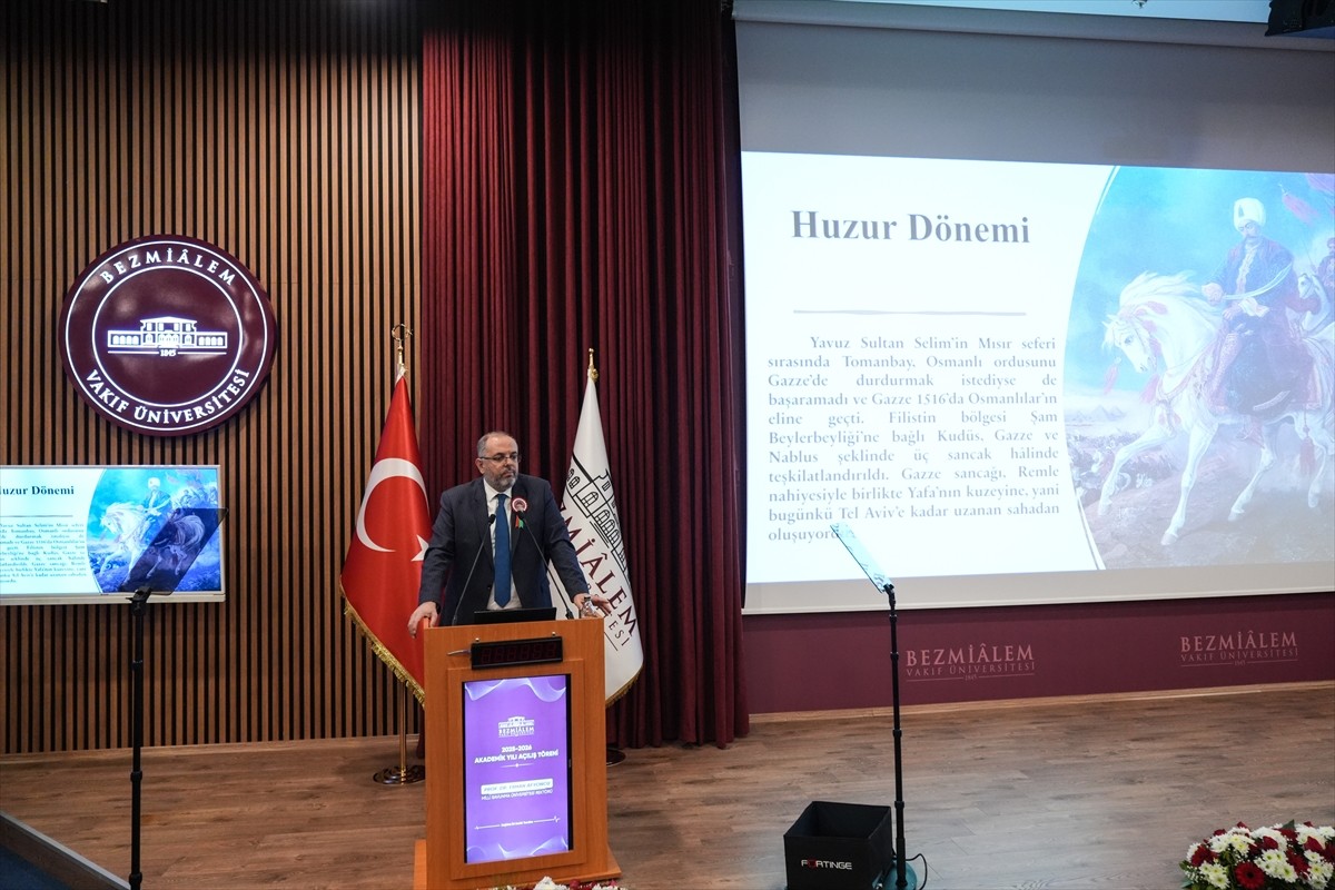 Bezmialem Vakıf Üniversitesinin 2025-2026 akademik yılı üniversitesinin rektörlük binasında...