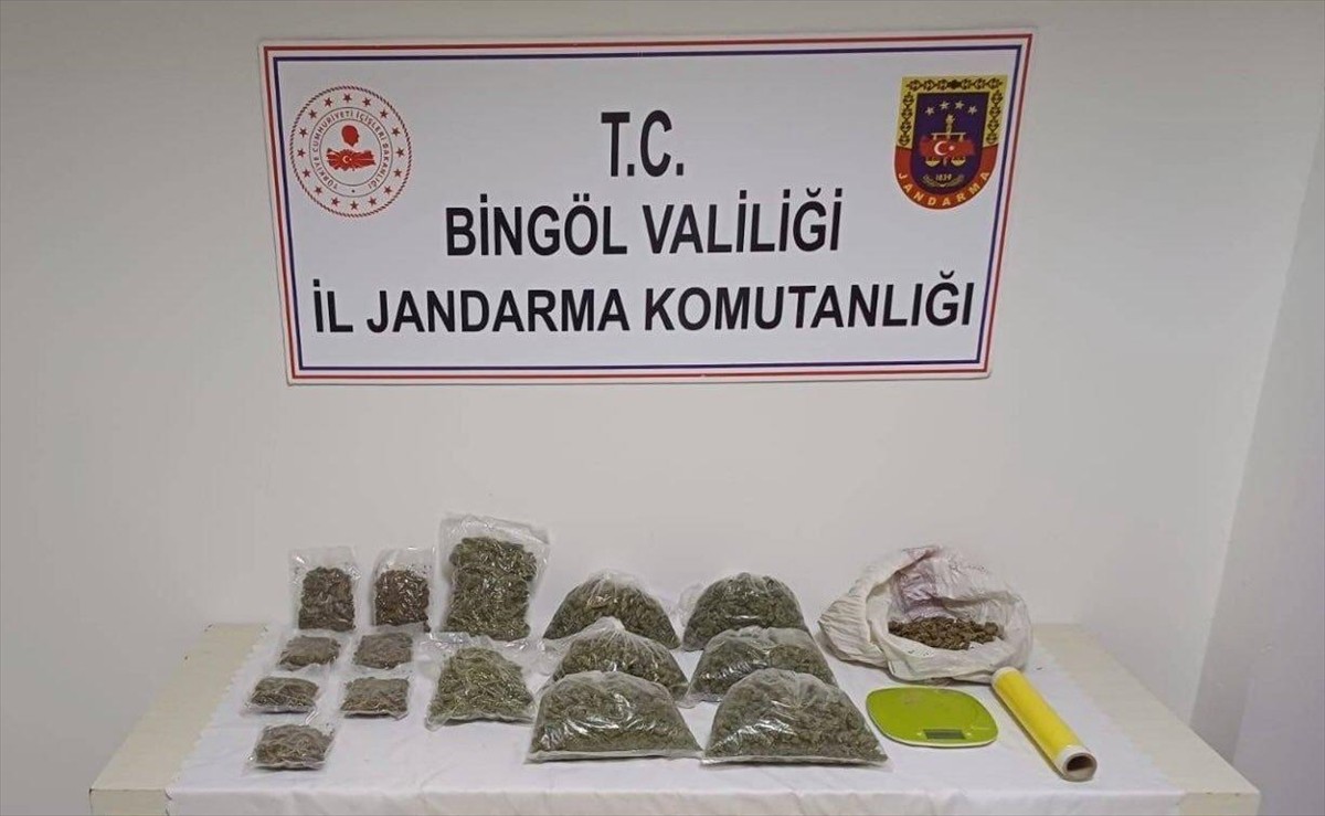 Bingöl'ün Genç ilçesinde düzenlenen uyuşturucu operasyonunda, 3 kilo 268 gram kubar esrar ve 378...