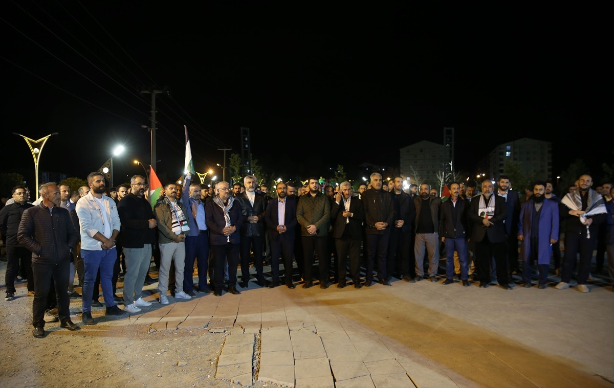 Bitlis'te, ablukayı kırmak ve insani yardım ulaştırmak amacıyla Gazze'ye doğru yol alan Küresel...