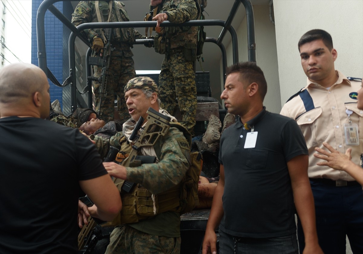 Brezilya'nın Rio de Janeiro eyaletindeki uyuşturucu operasyonunda, ilk belirlemelere göre 4'ü...