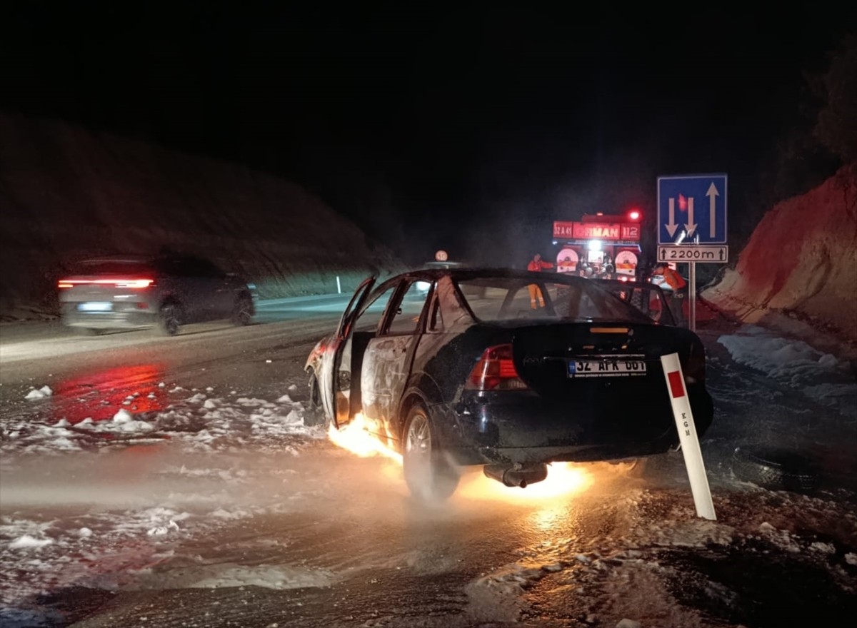 Burdur'un Bucak ilçesinde otomobilde çıkan yangın itfaiye ekiplerince söndürüldü.