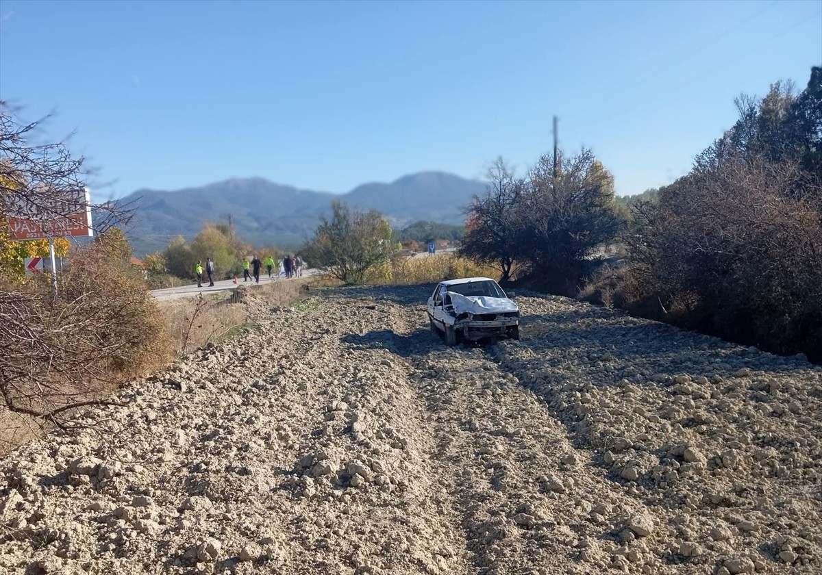 Burdur'un Gölhisar ilçesinde otomobille çarpışan motosikletin sürücüsü hayatını kaybetti, 2 kişi...