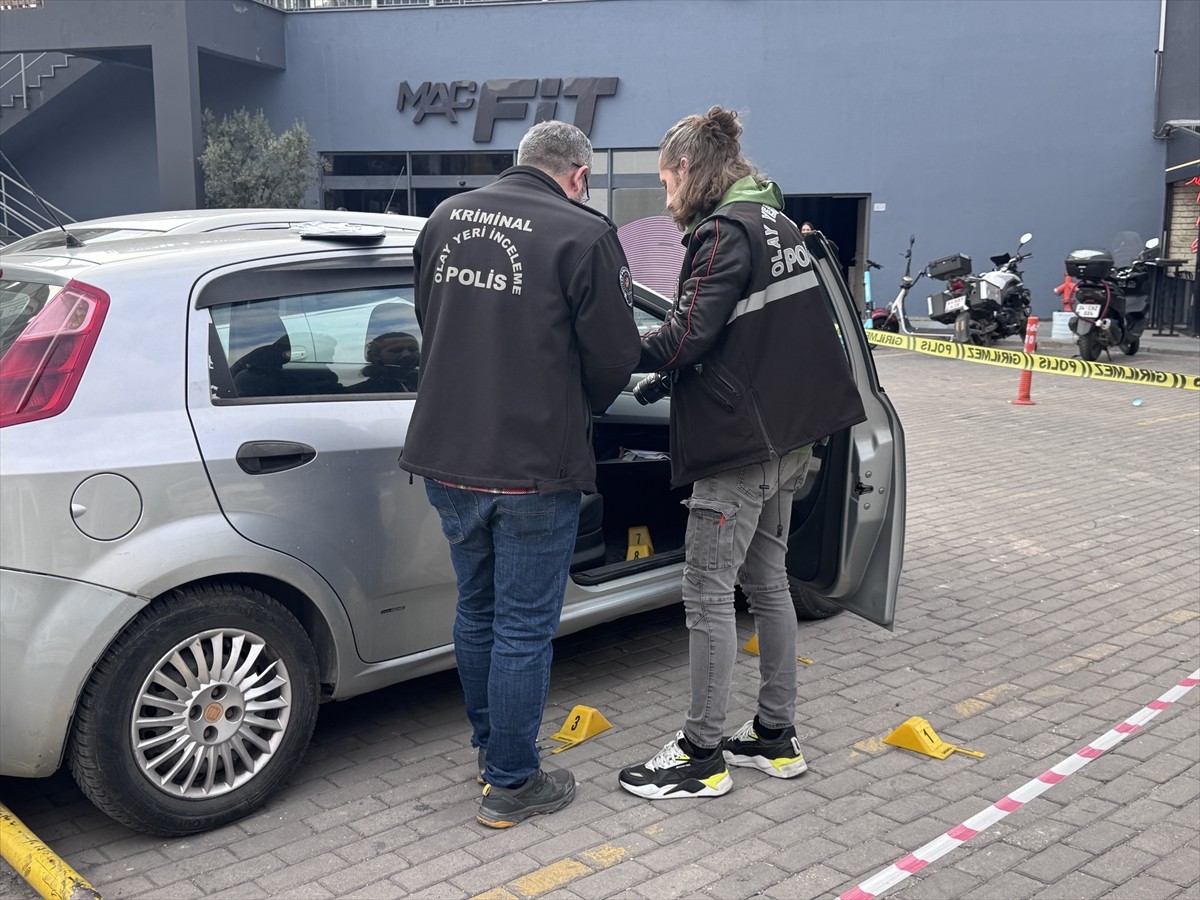 Bursa'da aracında silahlı saldırıya uğrayan kişi ağır yaralandı.