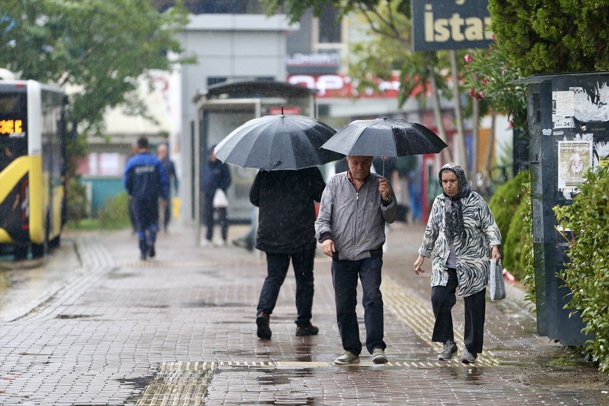 Bursa'da sabah saatlerinden itibaren sağanak görüldü.